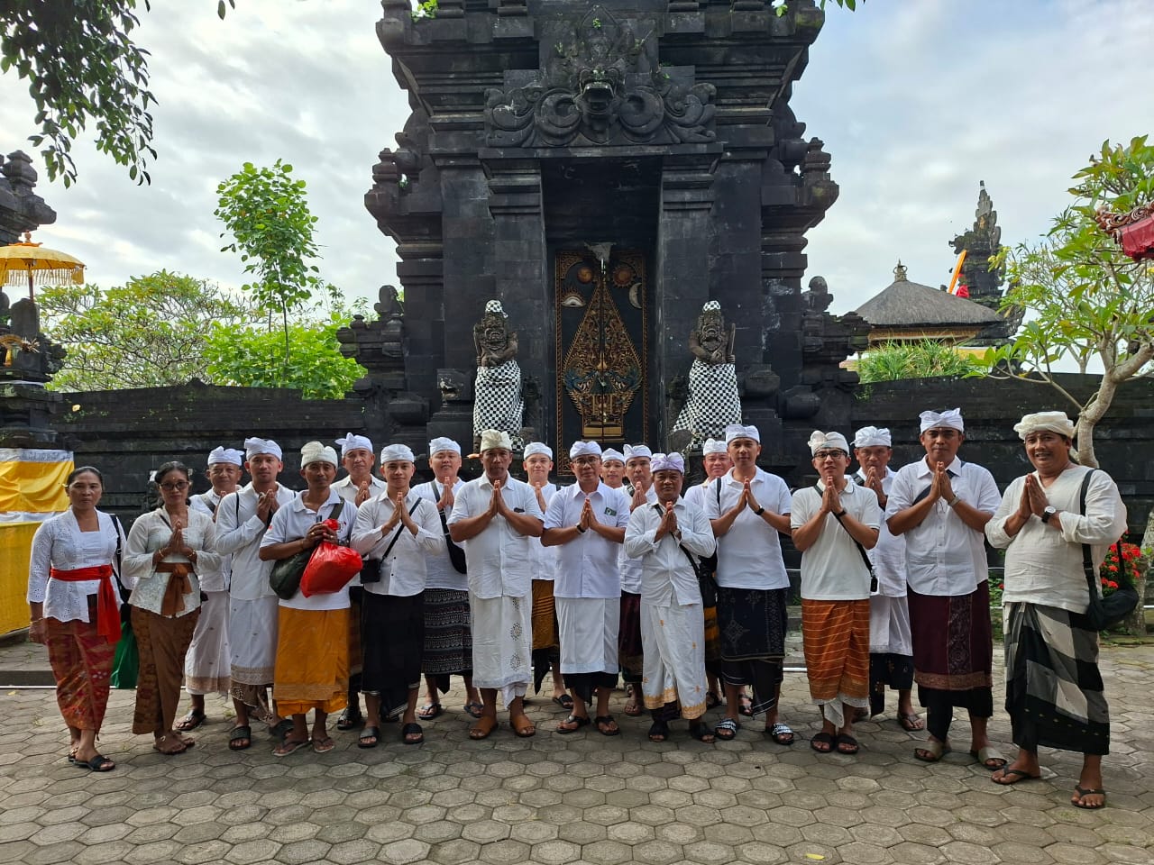 PERSEMBAHYANGAN BERSAMA DI PURA  BLAMBANGAN JAWA TIMUR
