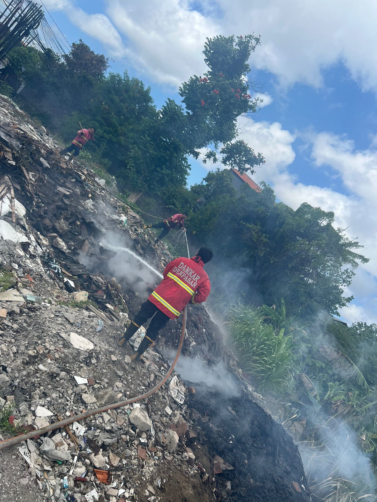 Akibat Cuaca Panas Extrim Lahan Kosong di Gatsu Barat Terbakar 