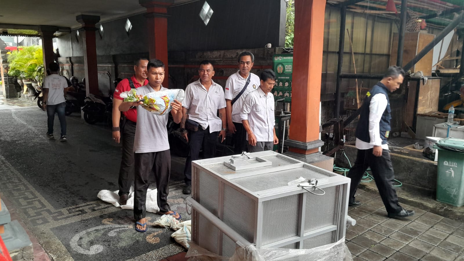 PENYERAHAN HEWAN LIAR KE KANTOS BKSDA BALI