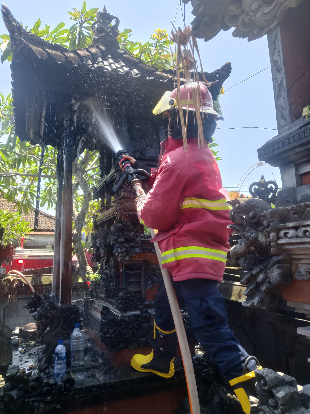 Kebakaran pelinggih  Jl Pulau Roon 