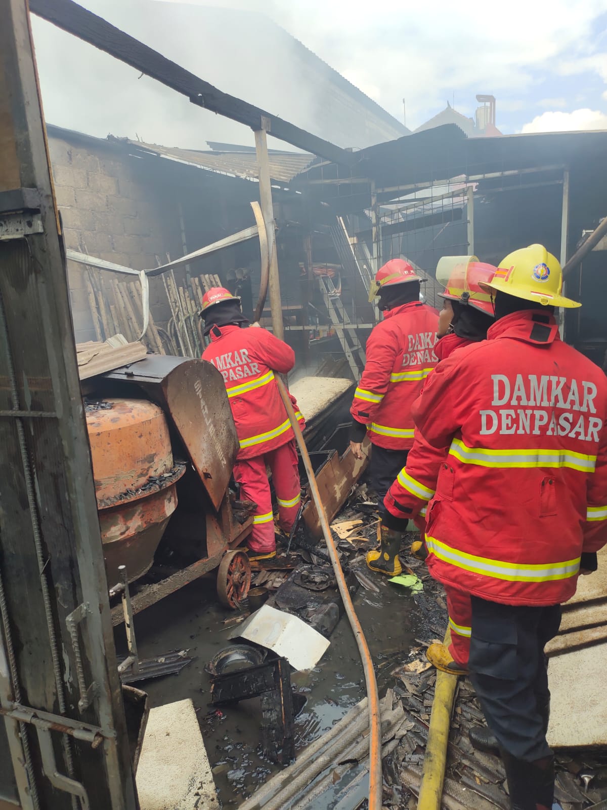 Kebakaran Gudang Penyimpanan Alat - Alat Bangunan  Jl Gunung Catur 