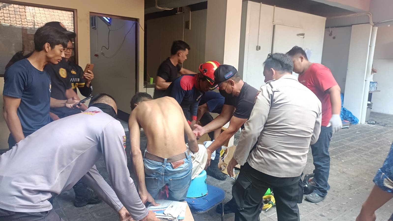 Evakuasi Korban Tergiling Mesing Mesin Daging 