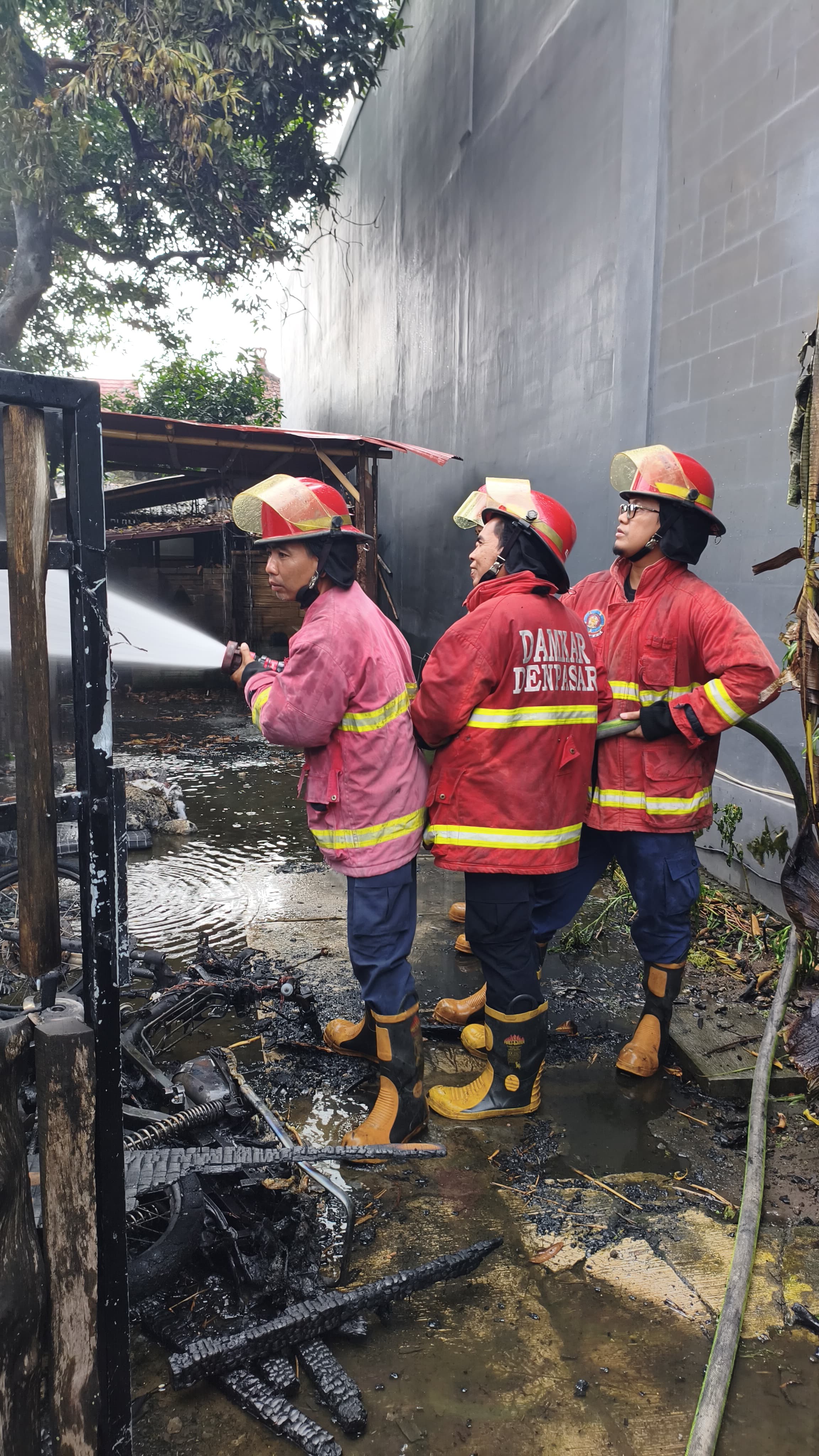 Gara - Gara Kulkas Konslet Warung Habis di Lahap Si Jago Merah 