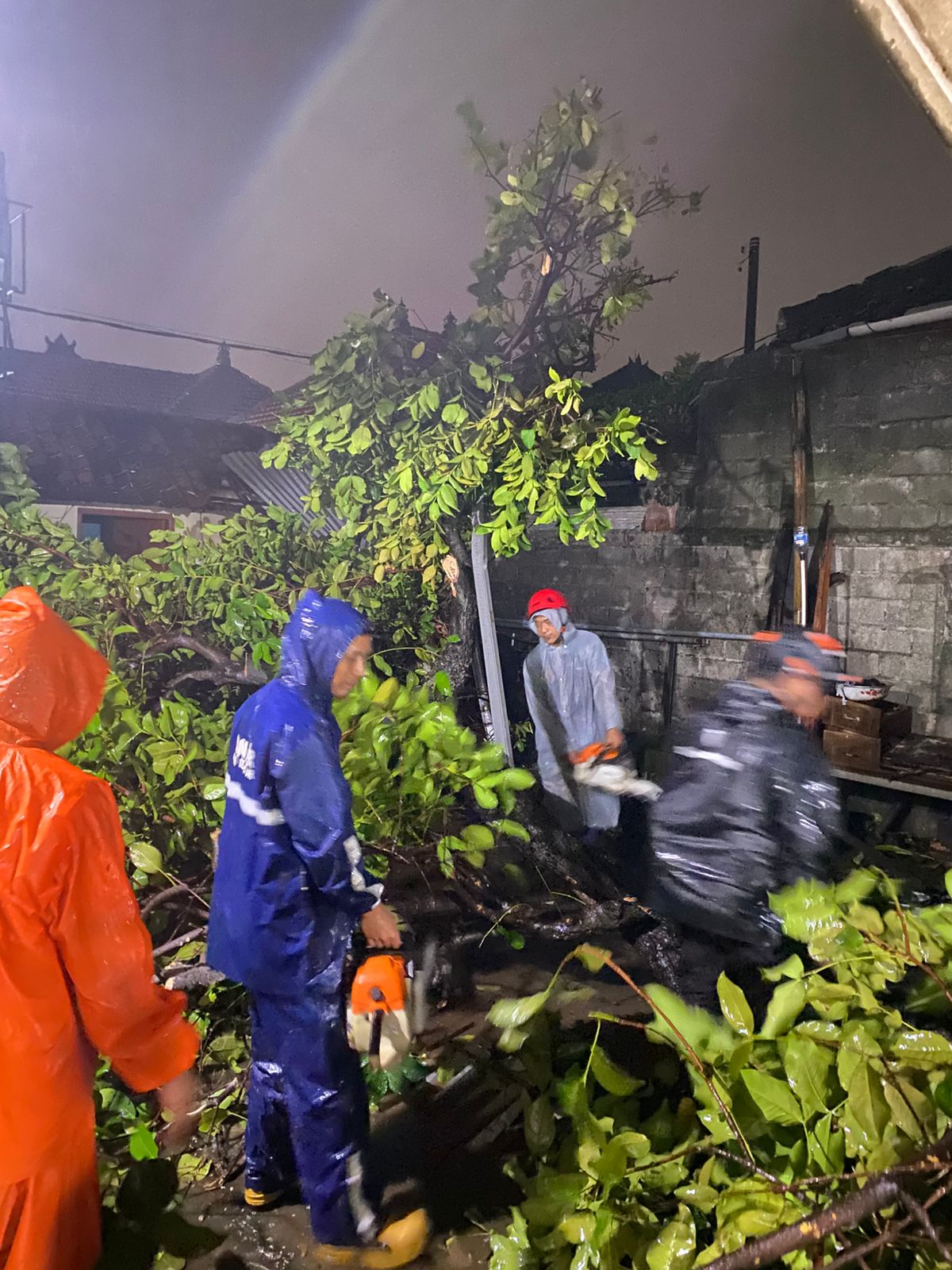 PULUAHN RUMAH WARGA HANCUR AKIBAT DILANDA ANGIN PUTING BELIUNG 