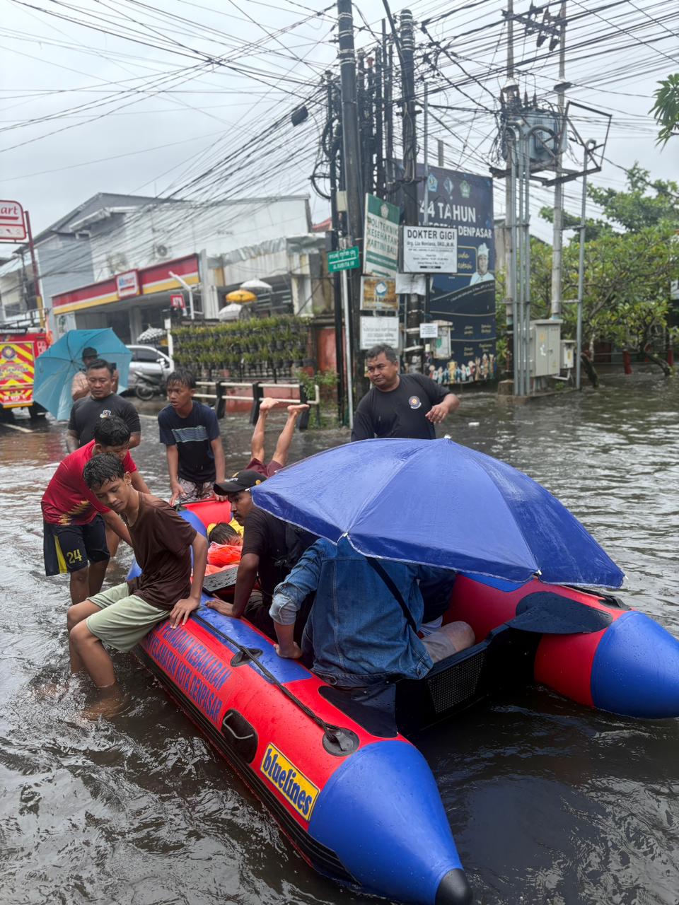 EVAKUASI KORBAN BANJIR JL GURITA