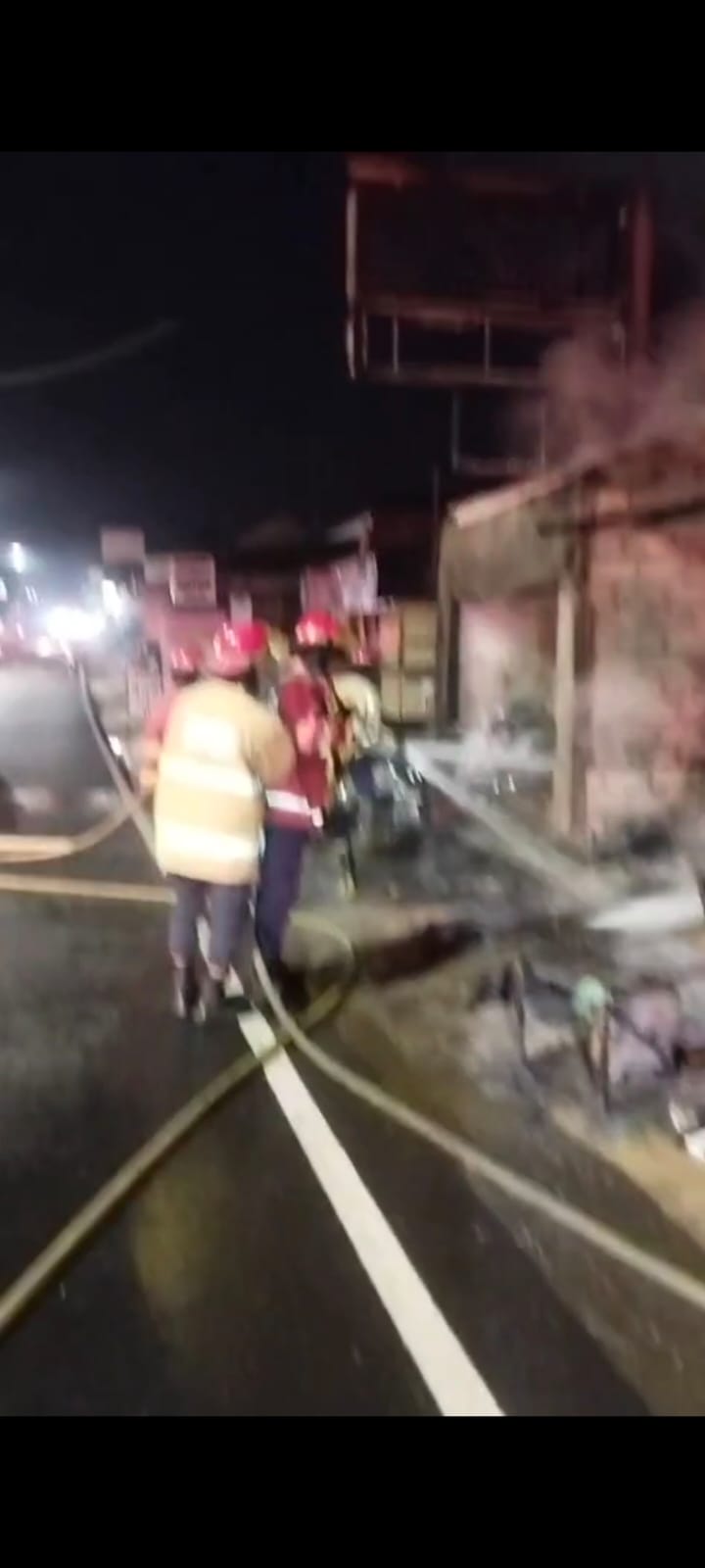 Si Jago Merah Lahap Toko Aksesori dan Dagang Canang di Jalan Padma